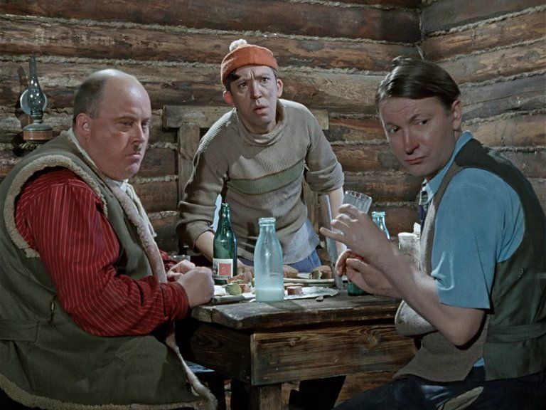 Три главных героя сидят за столом