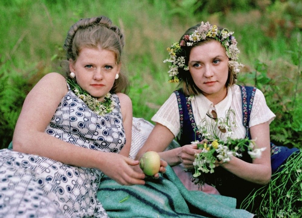 Две молодые девушки лежат на поле