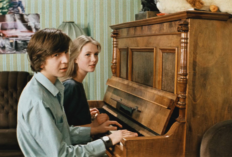 Иван и Катя играют на фортепиано