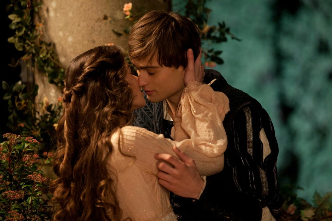 Ромео и Джульетта целуются