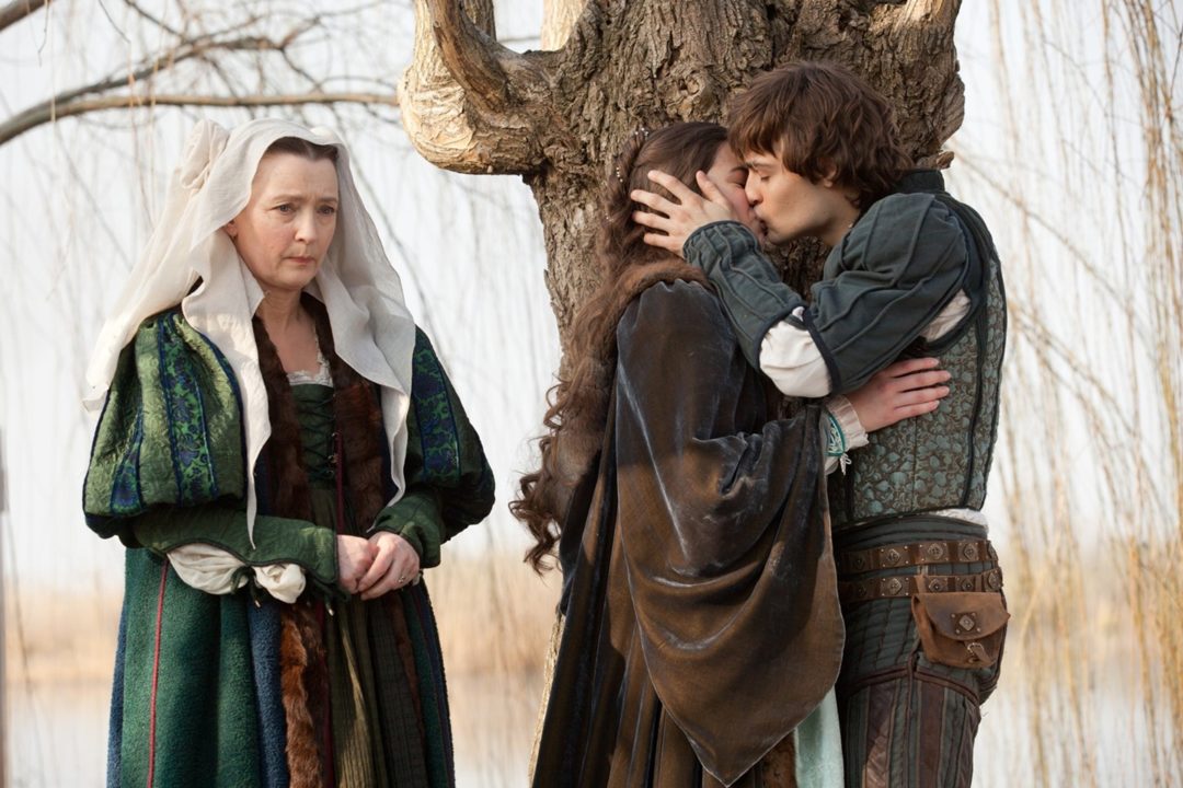 Ромео и Джульетта целуются в присутствии нянечки
