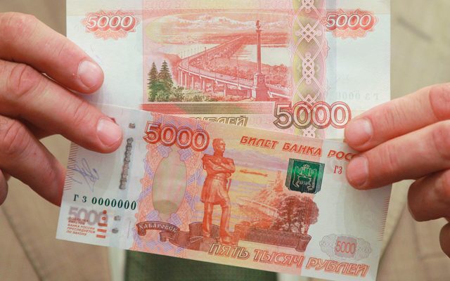 Как отличить настоящие 5000 рублей от фальшивых