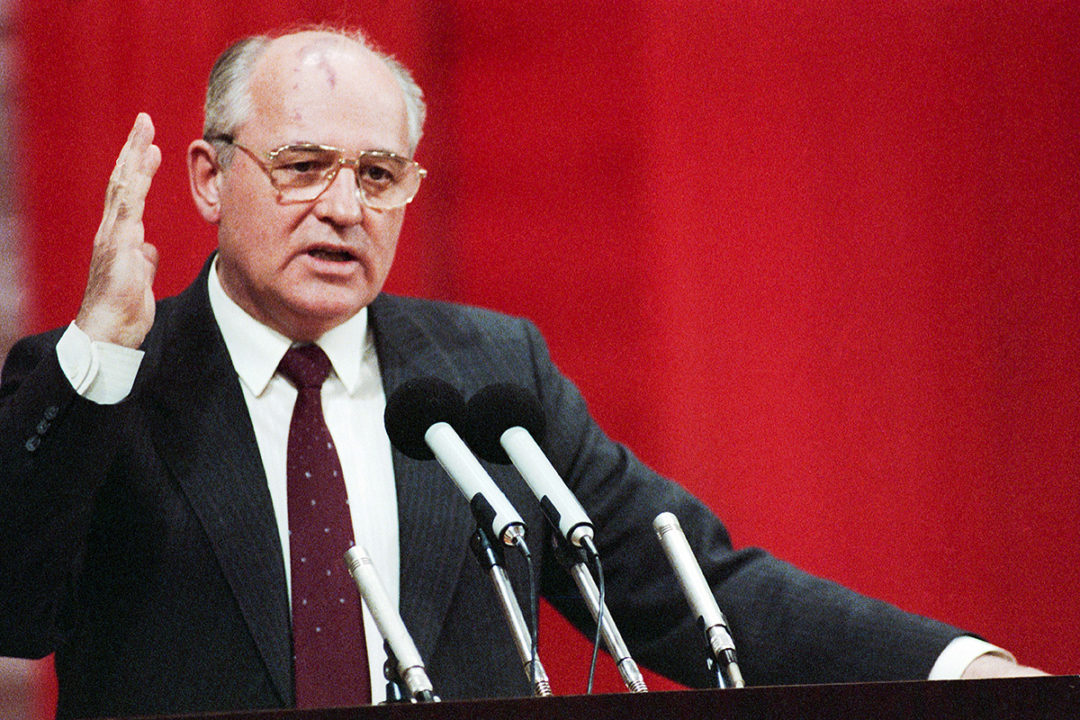 Горбачев выступает
