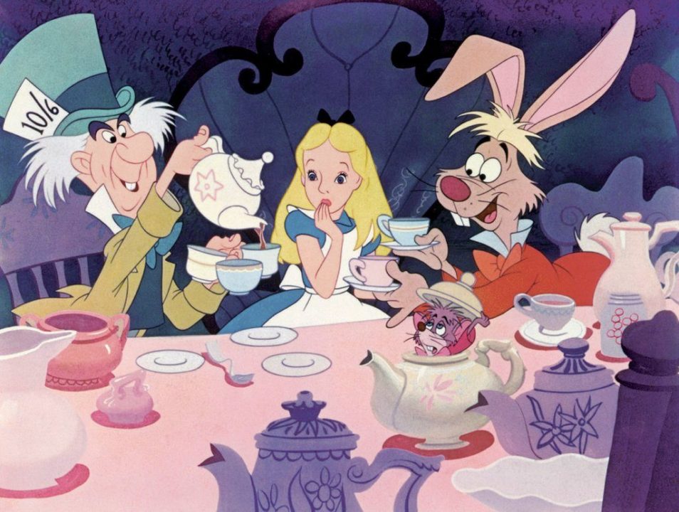 Алиса на чаепитии сидит за столом