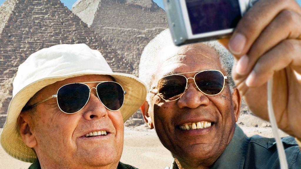 Главные герои фотографируются на фоне пирамид в Египте