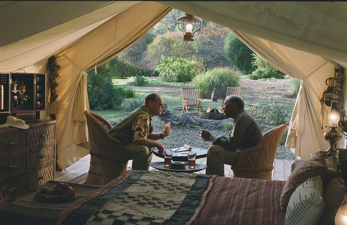 Чемберс и Коул сидят в палатке в креслах
