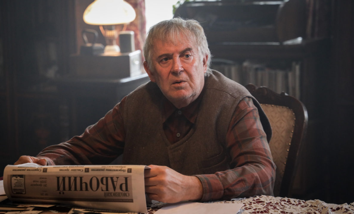 Деда Слава читает газету