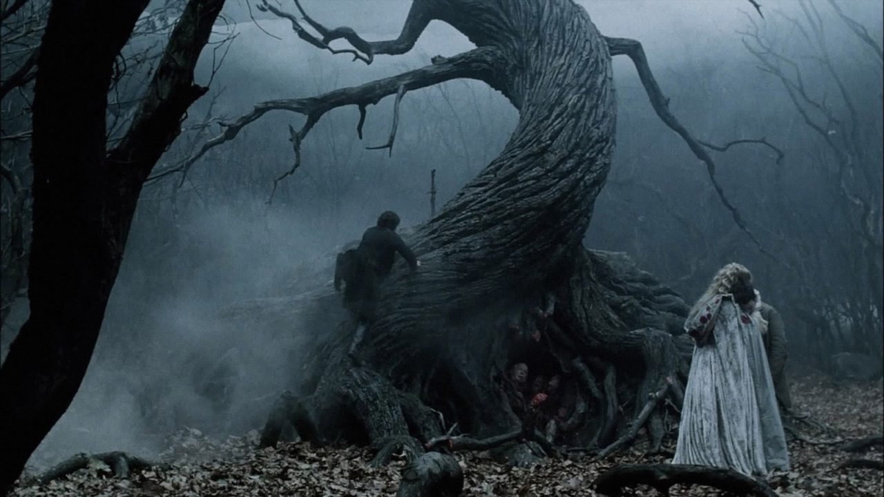 Катрина Ван Тассель смотрит на мертвое дерево